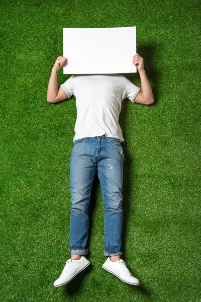 Człowiek z pusty transparent na trawie — Zdjęcie stockowe