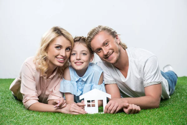 Liggend op gras en gelukkige familie — Stockfoto