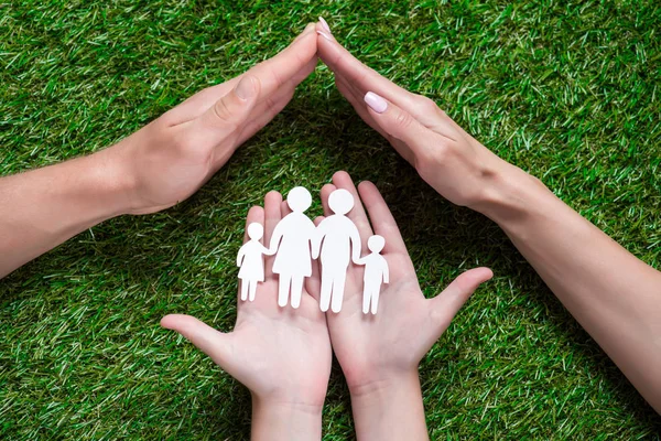 Papier knippen van familie op palmen — Stockfoto