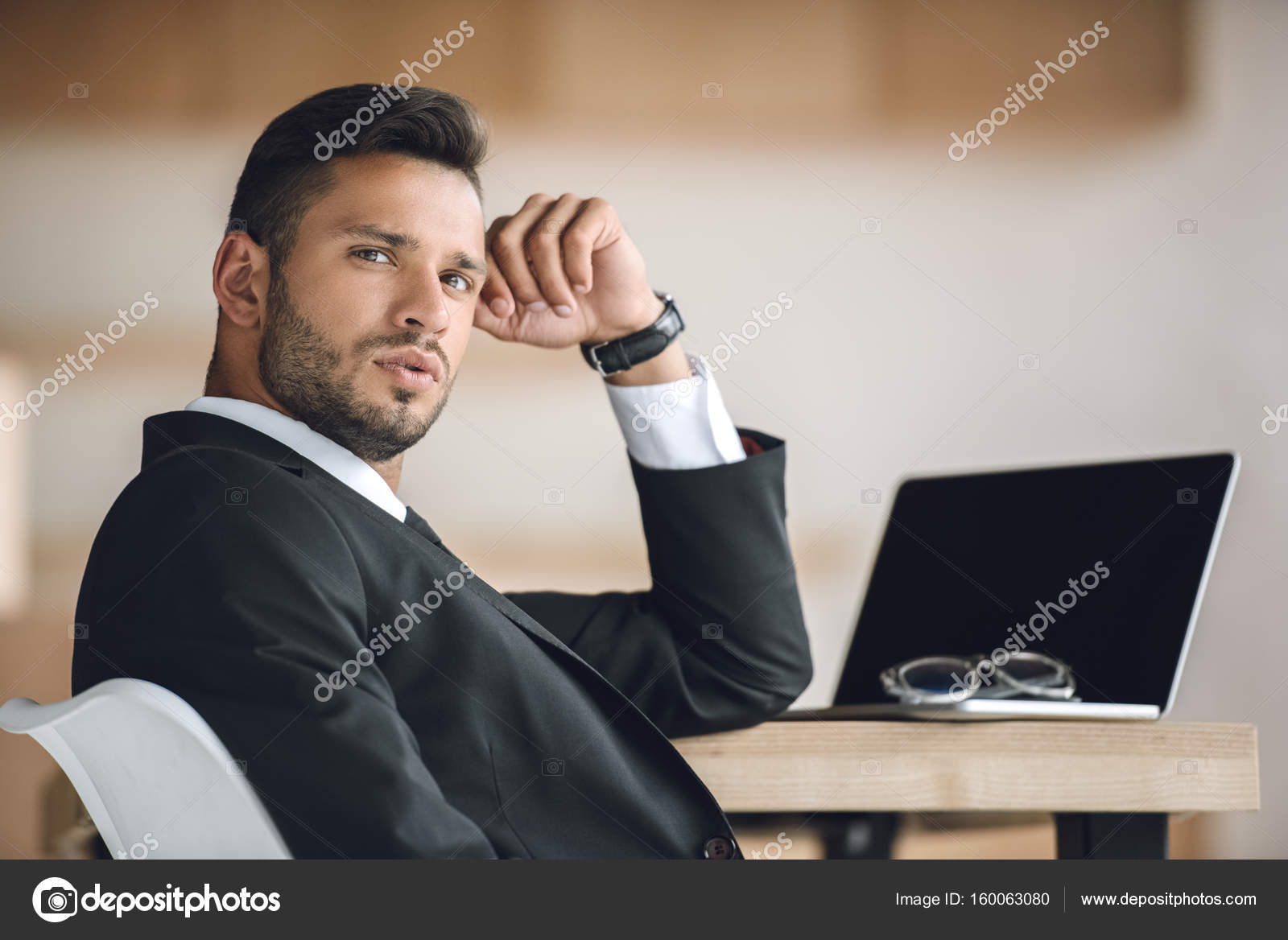 Empresario en el lugar de trabajo en oficina — Fotos de Stock