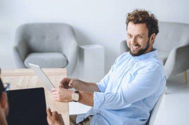 tablet ile gülümseyen iş adamı