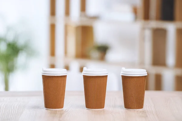 Одноразовые чашки кофе — стоковое фото