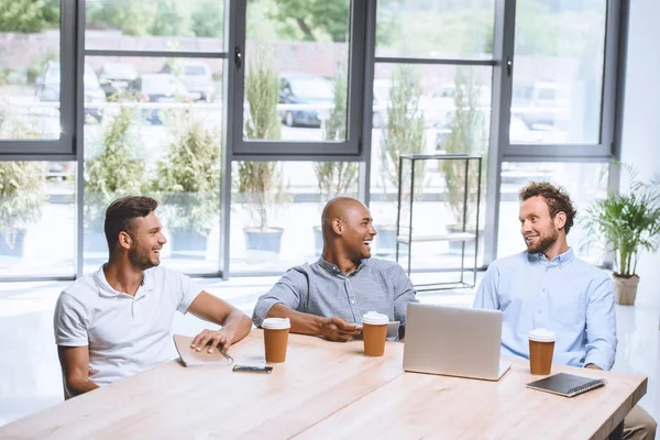 Multiculturele ondernemers tijdens bijeenkomst — Stockfoto