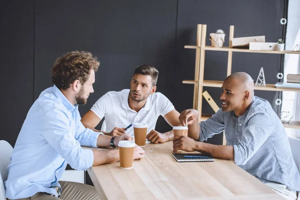 Multikulturelle Geschäftsleute bei Treffen — Stockfoto