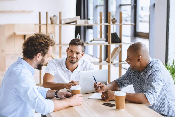 Mångkulturella affärsmän vid möte — Stockfoto