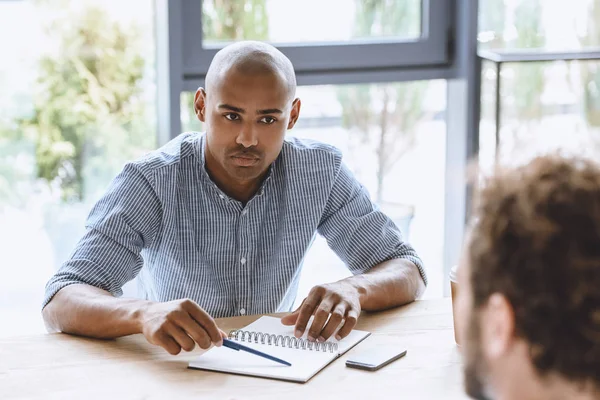 Afro-Amerikaanse zakenman op vergadering — Stockfoto