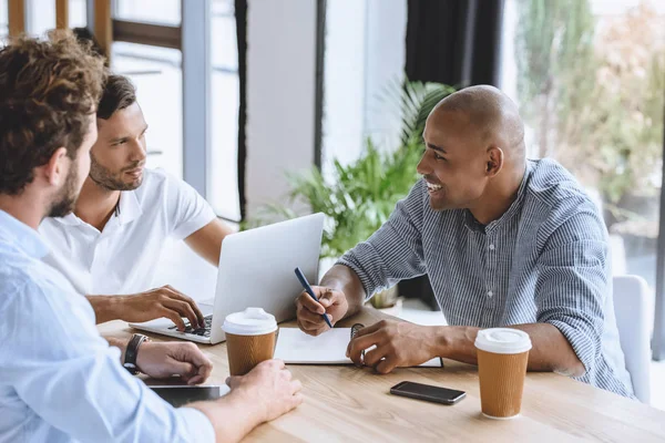 Multiculturele business mensen tijdens vergadering — Stockfoto