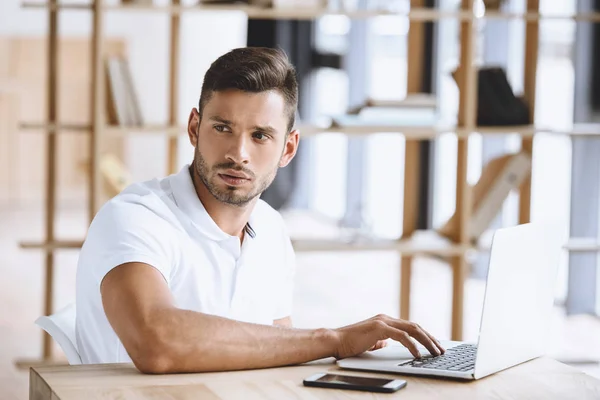 Zakenman werkt aan laptop — Stockfoto