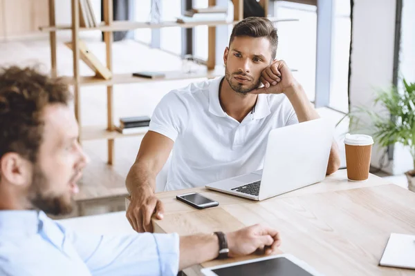 Zakenman op ontmoeting met collega 's — Stockfoto