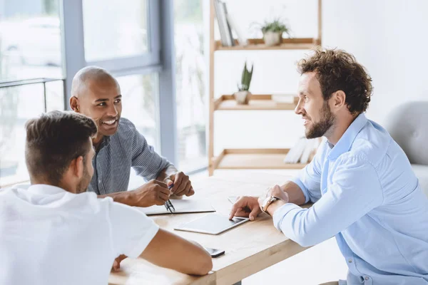 Multi-etnische ondernemers tijdens bijeenkomst — Stockfoto