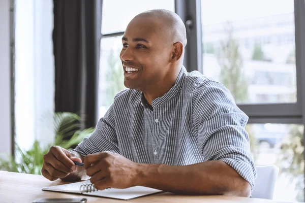 Homme d'affaires afro-américain en fonction — Photo