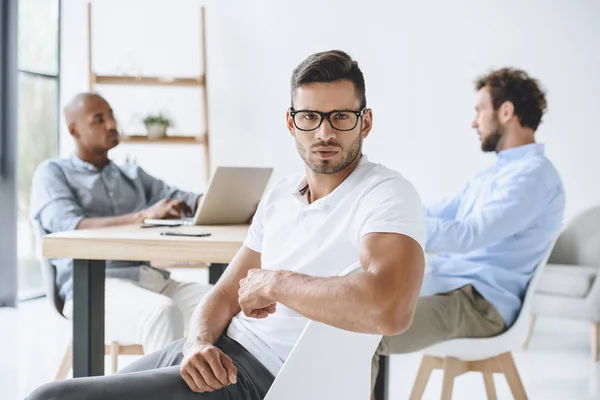 Zelfverzekerde zakenman in functie — Stockfoto