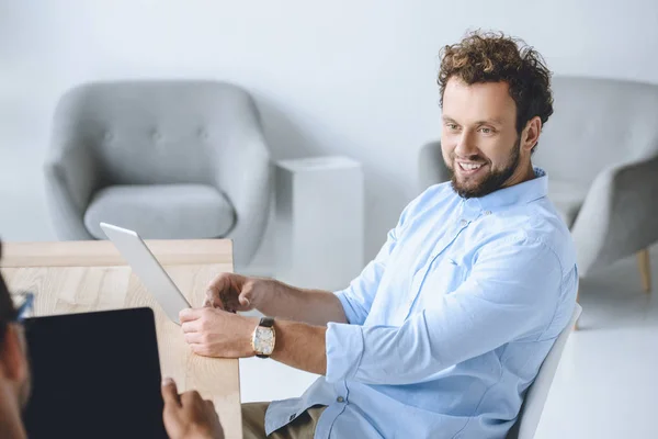 Lächelnder Geschäftsmann mit Tablet — Stockfoto