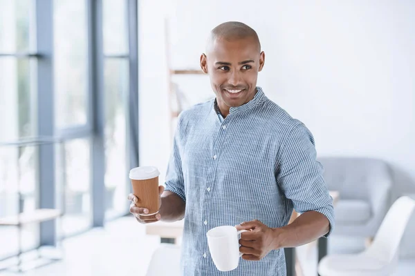 Kahve bardakları ile Afrika kökenli Amerikalı iş adamı — Stok fotoğraf