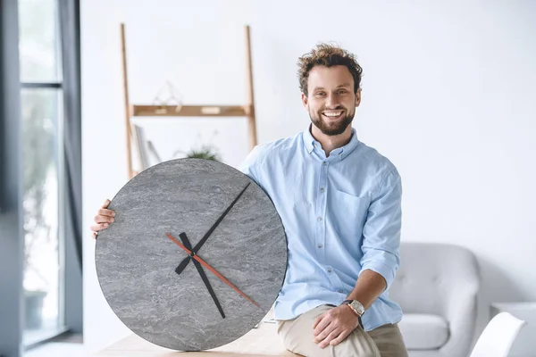 Lächelnder Geschäftsmann mit Uhr — Stockfoto