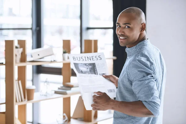 Afrikanisch-amerikanischer Geschäftsmann mit Zeitung — Stockfoto