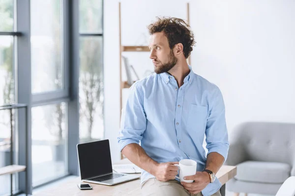 Zakenman met kop koffie — Stockfoto