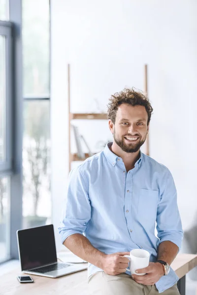 Zakenman met kop koffie — Stockfoto