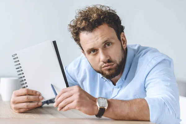 Empresário apontando para caderno — Fotografia de Stock