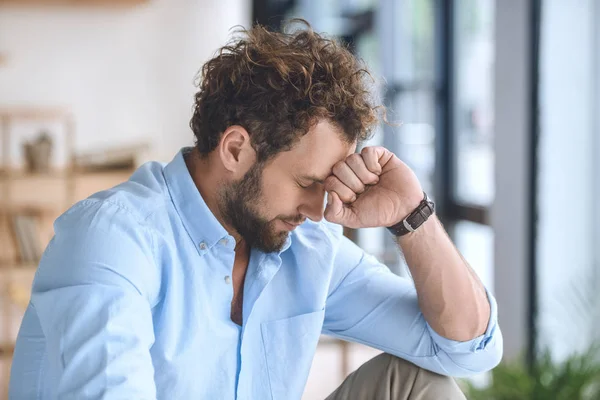 Hombre de negocios caucásico pensativo — Foto de Stock