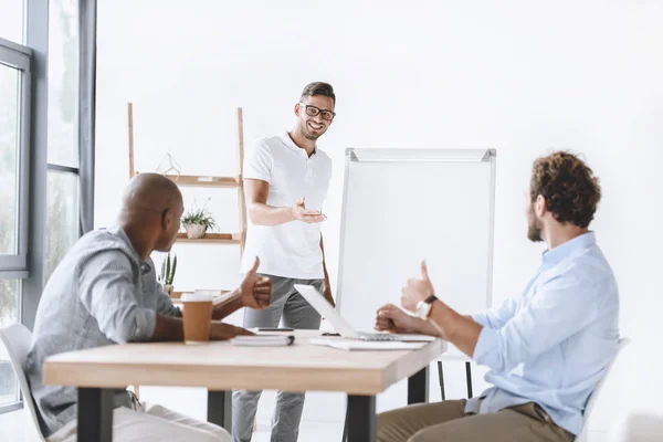 Empresário Fazendo Apresentação Para Colegas — Fotografia de Stock