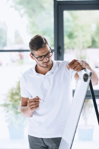 Zakenman presentatie maken — Stockfoto