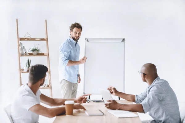 Empresario Haciendo Presentación a Colegas — Foto de Stock