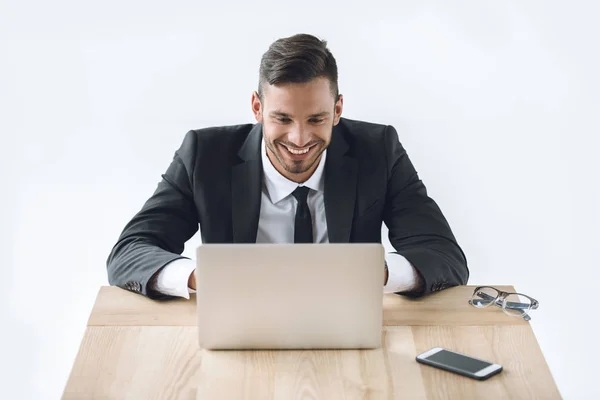 Uomo d'affari che lavora su laptop — Foto Stock