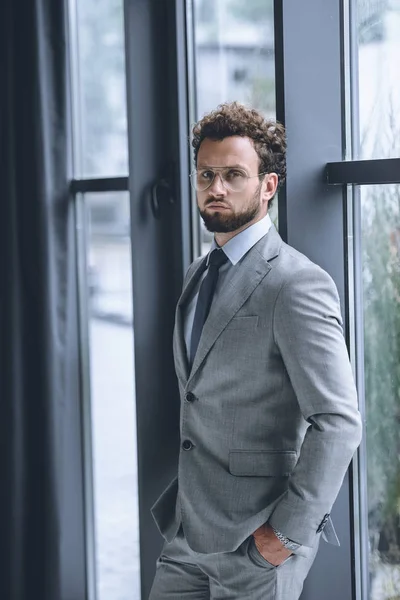 Uomo d'affari sicuro in giacca e cravatta — Foto Stock