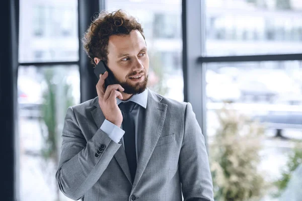 Businessman talking on smartphone — Stock Photo, Image
