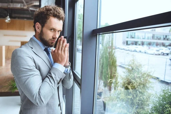 Caucasian businessman praying — Stock Photo, Image