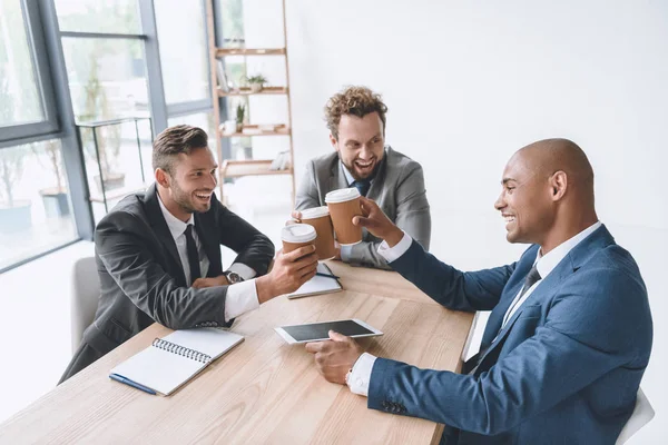 Hommes d'affaires avec café à emporter — Photo