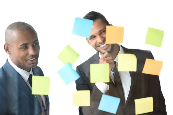 Hombres de negocios multiculturales que trabajan en la oficina — Foto de Stock