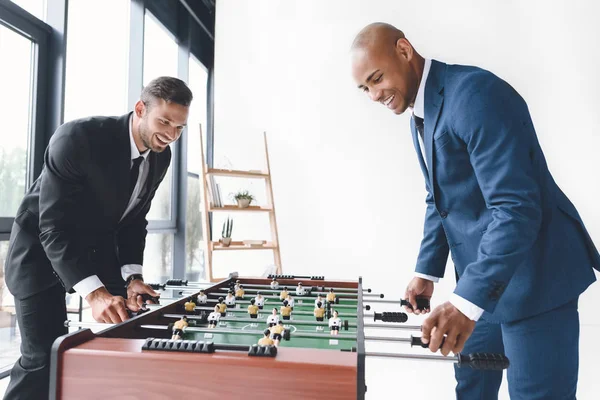 Επιχειρηματίες παίζουν επιτραπέζιο ποδόσφαιρο — Φωτογραφία Αρχείου