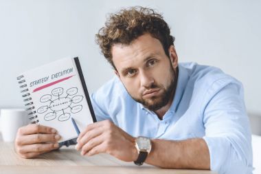 defter işaret eden işadamı