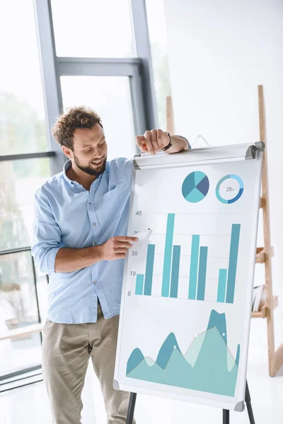 Empresario haciendo presentación — Foto de Stock