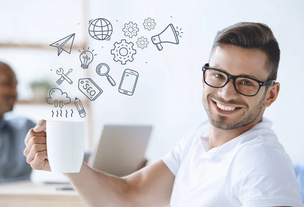 Geschäftsmann mit Tasse Kaffee — Stockfoto