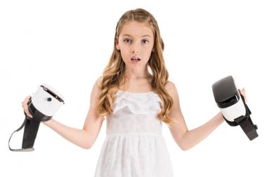 vr kulaklıklar ile küçük kız