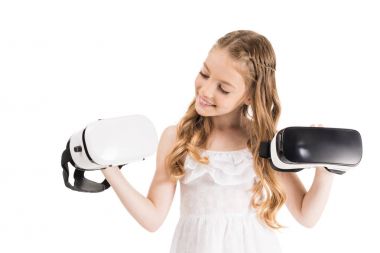 vr kulaklıklar ile küçük kız