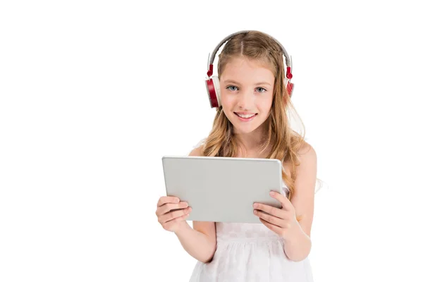 Criança em fones de ouvido com tablet — Fotografia de Stock