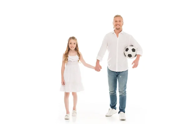 Отец и дочь с футбольным мячом — стоковое фото