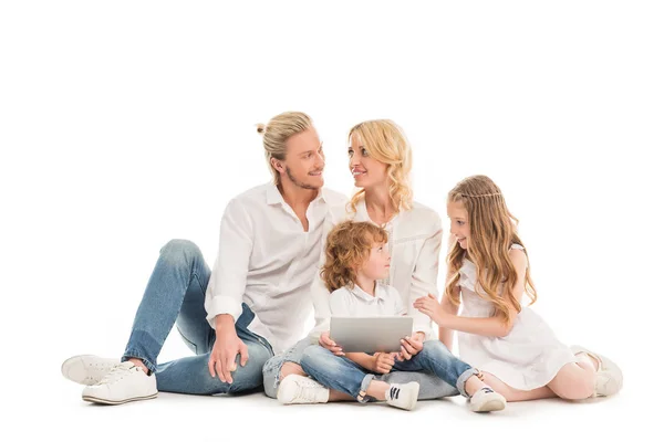 Familie med digital nettbrett – stockfoto