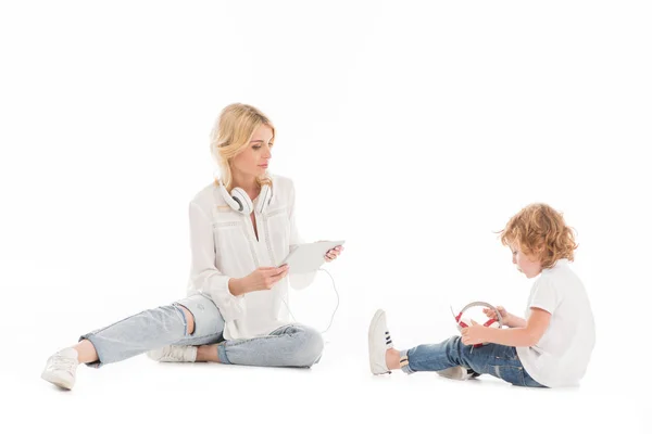 Mother and son with digital devices — Free Stock Photo