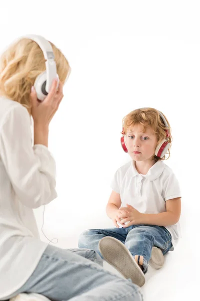 Mãe e filho em fones de ouvido — Fotografia de Stock