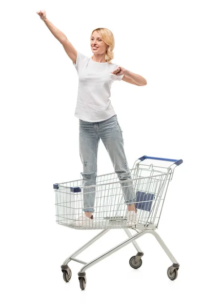 Mujer de pie en el carrito de compras — Foto de stock gratis
