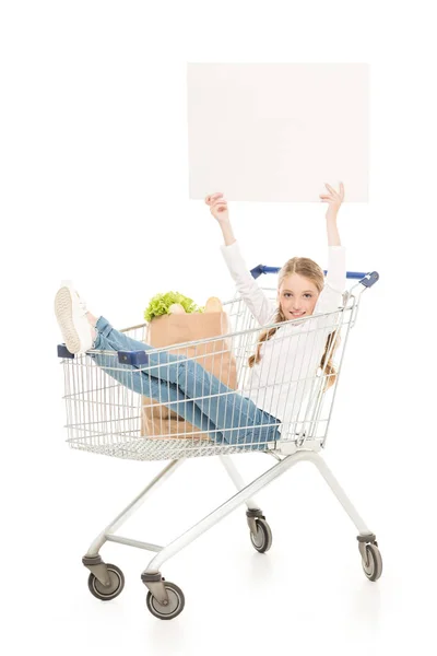 Niño sentado en el carrito de la compra — Foto de Stock