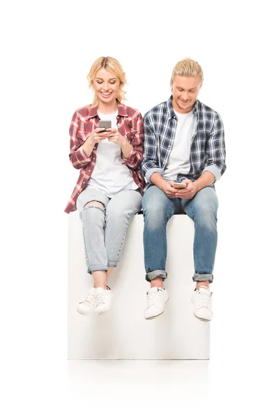 Paar nutzt Smartphone lizenzfreie Stockfotos