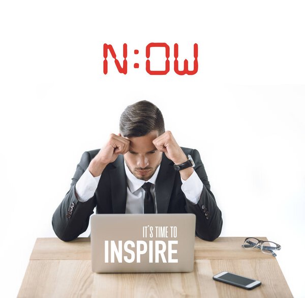 уставший бизнесмен на работе
