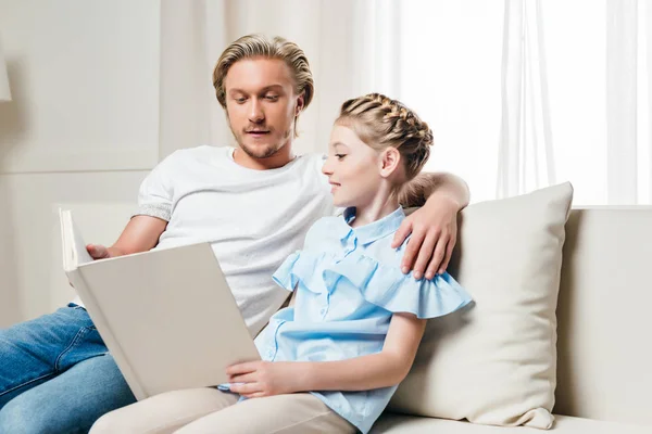 Vater und Tochter lesen Buch — Stockfoto