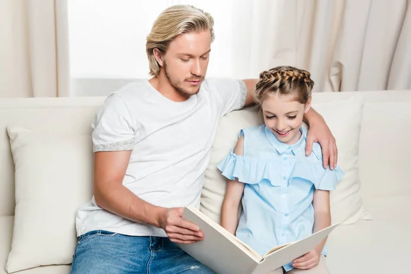 Vater und Tochter lesen Buch — Stockfoto